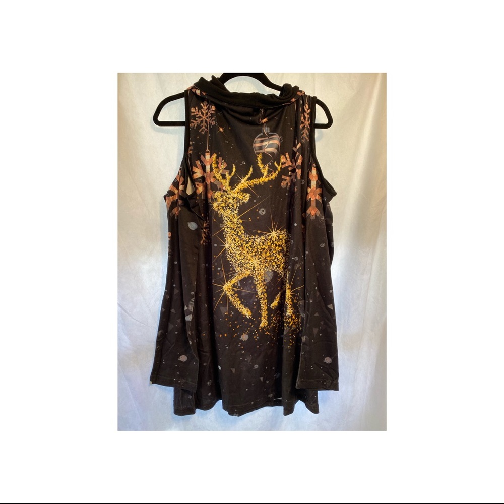 Long sleeve shirt with open shoulders